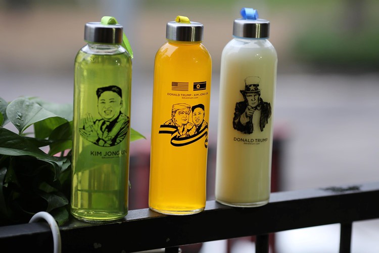 Muôn kiểu kinh doanh ăn theo Hội nghị thượng đỉnh Mỹ - Triều 2019 - Ảnh 1.