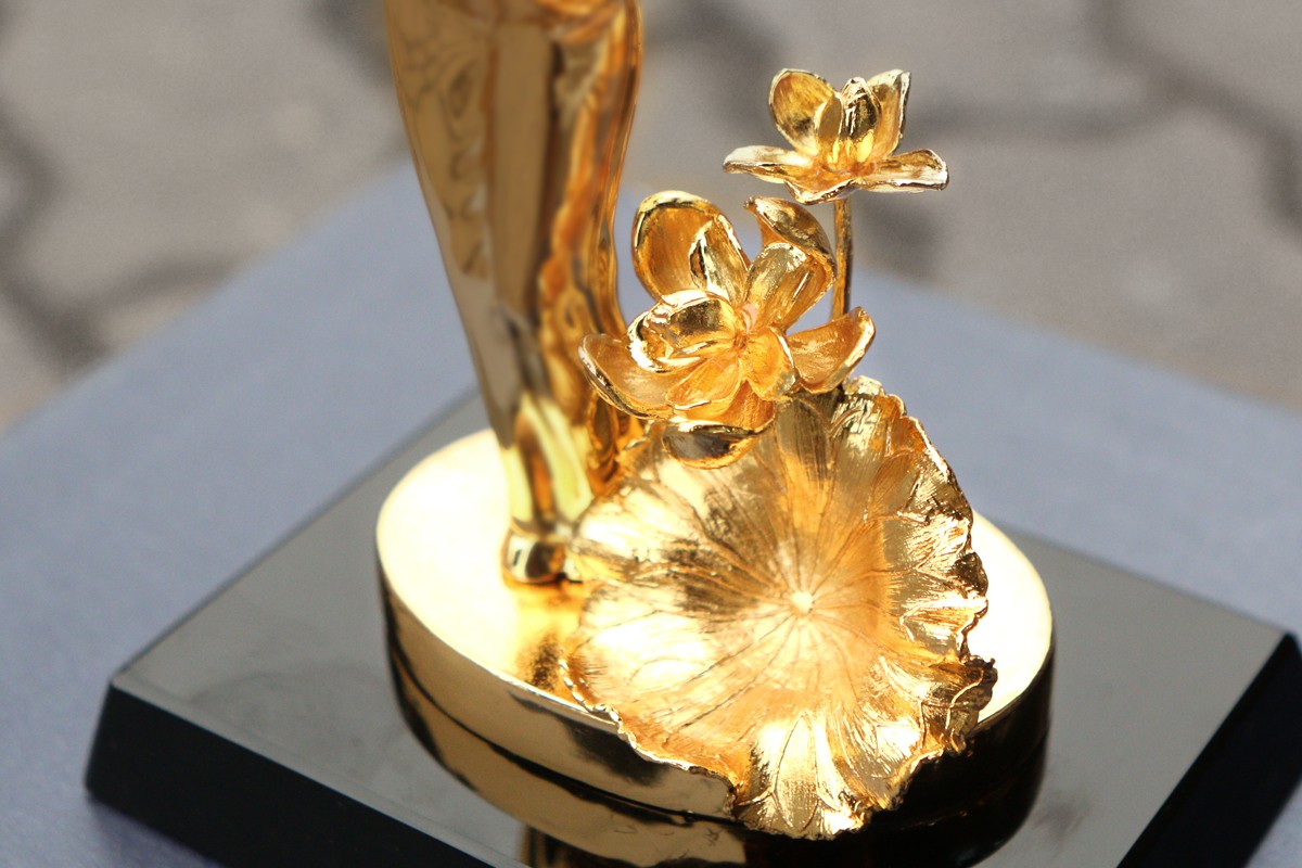 Quà 8/3 sang chảnh: Hoa hồng mạ vàng pha lê, tranh hướng dương giá hàng chục triệu đồng - Ảnh 9.