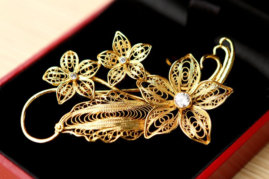 Quà 8/3 sang chảnh: Hoa hồng mạ vàng pha lê, tranh hướng dương giá hàng chục triệu đồng - Ảnh 4.