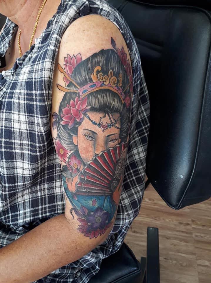 Xăm nguyên gương mặt một cô gái lên bắp tay, cụ bà khiến dân mạng trầm trồ vì quá ngầu - Ảnh 3.