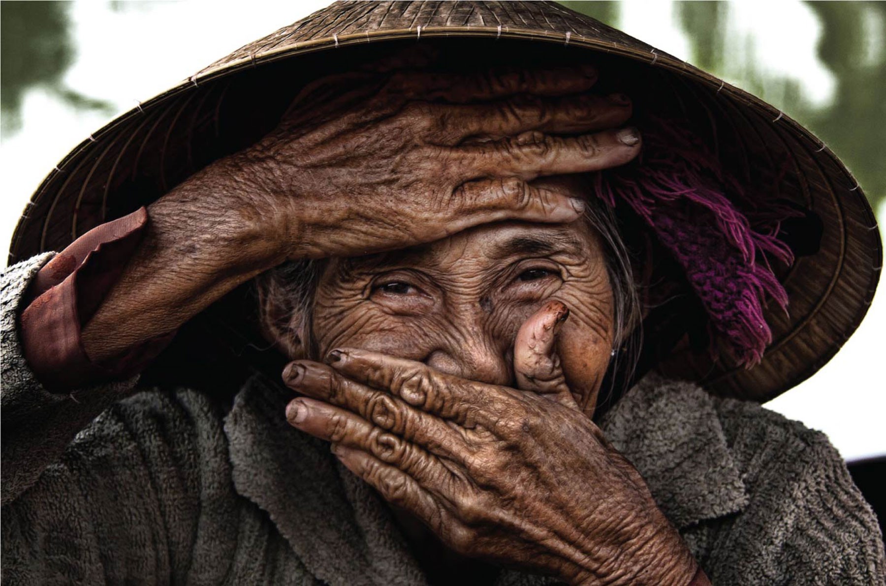 Khoảnh khắc "nụ cười ẩn giấu" và hành trình trở thành cụ bà Việt đẹp nhất thế giới