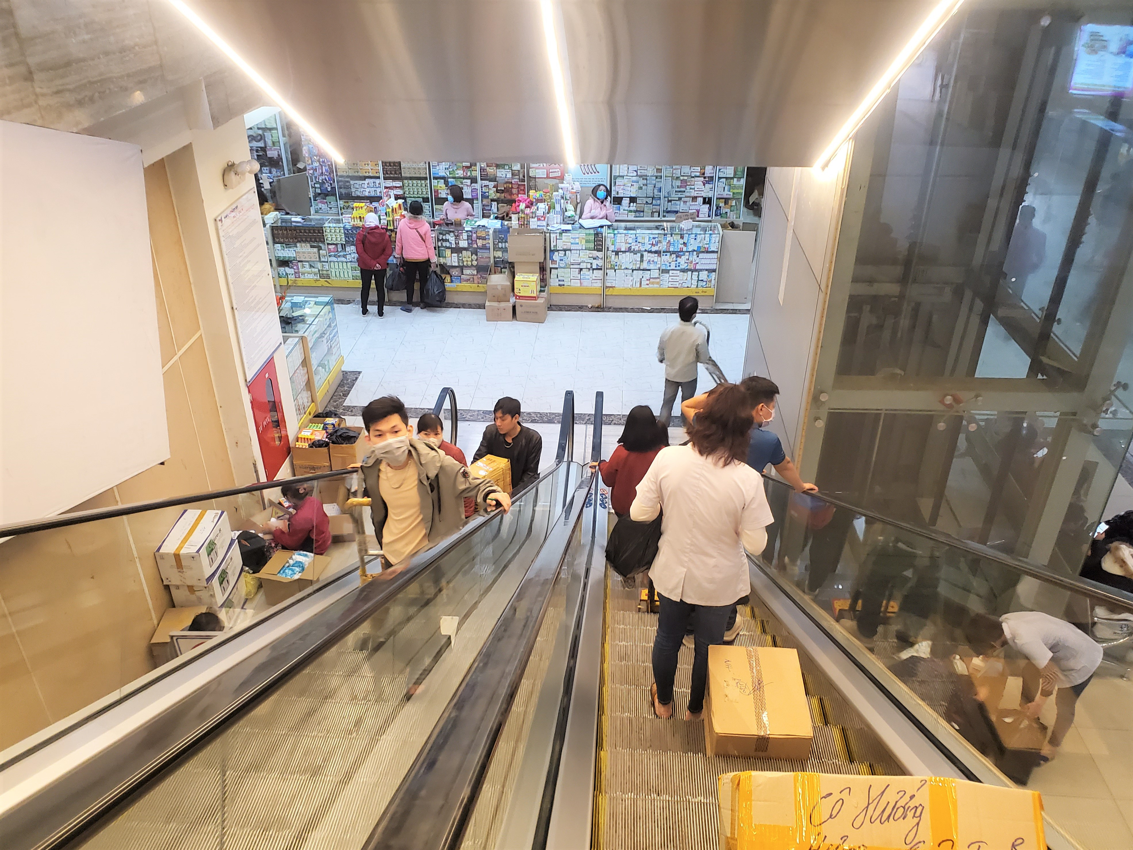 Sau 1 đêm, chợ thuốc lớn nhất Hà Nội đồng loạt đặt biển không bán khẩu trang, miễn hỏi - Ảnh 9.