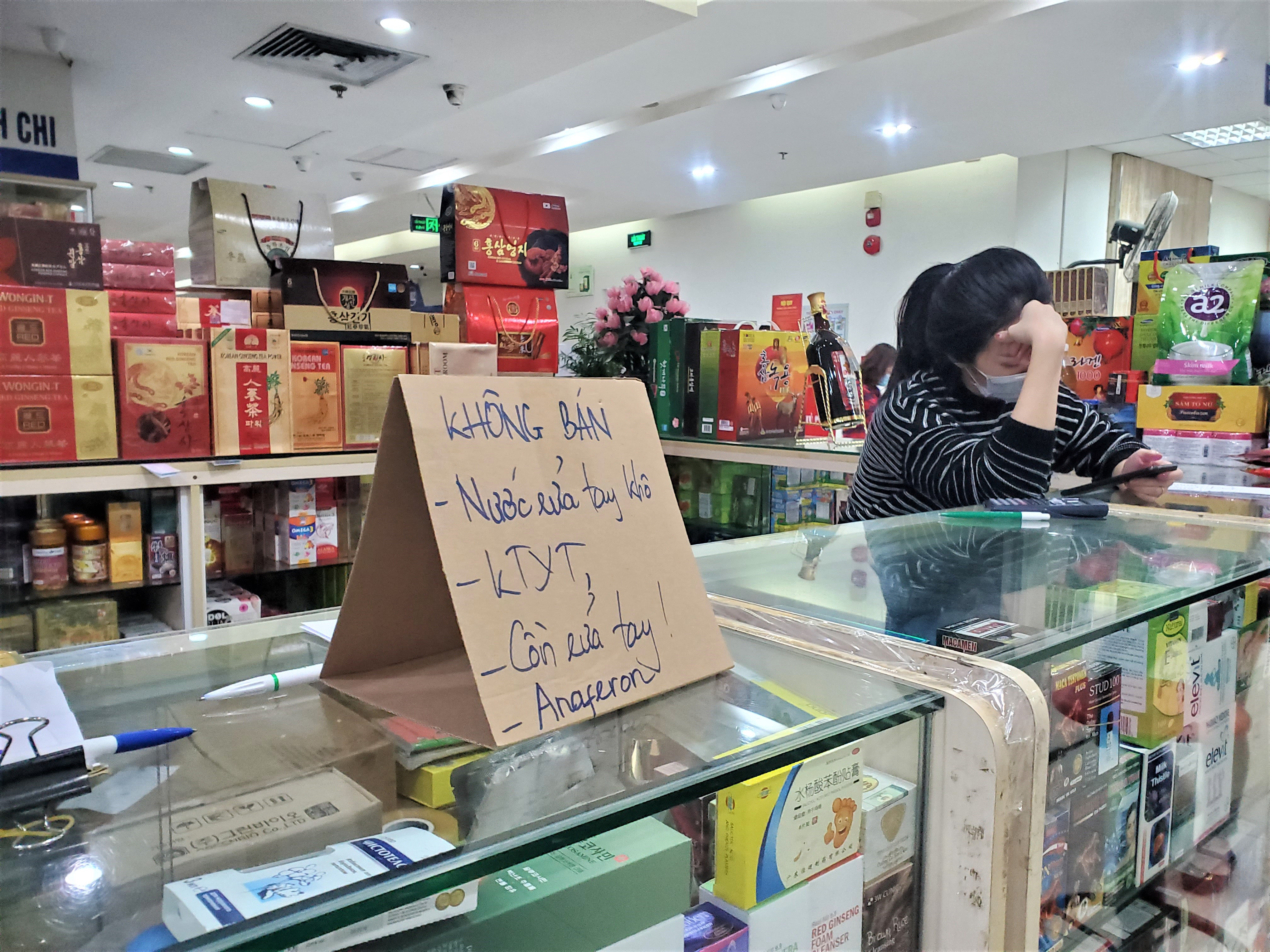 Sau 1 đêm, chợ thuốc lớn nhất Hà Nội đồng loạt đặt biển không bán khẩu trang, miễn hỏi - Ảnh 6.