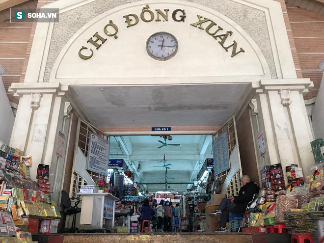 Hàng hóa bán ra giảm 80%, hàng loạt ki-ốt tại chợ Đồng Xuân nghỉ tạm thời vì dịch Covid-19 - Ảnh 3.