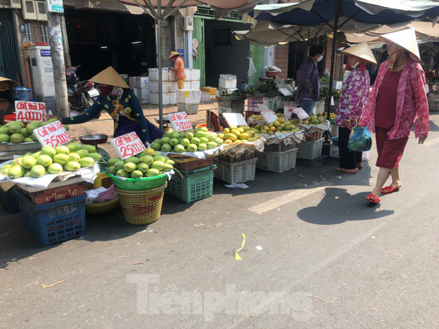 Trái cây mùa hè giá rẻ như cho vẫn ế - Ảnh 7.