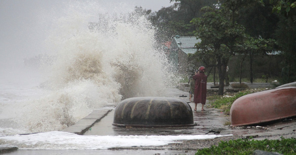 Sóng cao 5m đang đánh vào bờ biển Nghệ An, hàng trăm khối đất đá sạt lở, đổ xuống quốc lộ