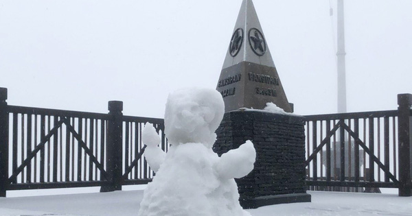 Tuyết bất ngờ phủ trắng đỉnh Fansipan ngày cuối tuần, sắp tới nhiệt độ sẽ giảm rất sâu