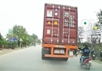 Clip: Nam thanh niên phóng xe máy liều lĩnh bám vào đuôi container khiến cư dân mạng 'nóng mắt'