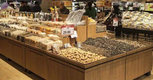 Một nhân viên siêu thị lâu năm đã tiết lộ những món ăn không nên mua khi sắm Tết trong siêu thị