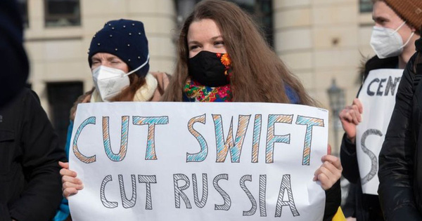 SWIFT là gì mà có người nói loại Nga khỏi SWIFT là đòn chí mạng hơn cả ngừng nhập khí đốt?