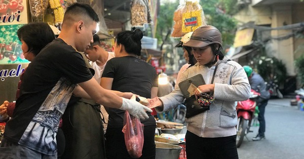 Khu chợ độc nhất Hà Nội: Mở vài tiếng bán hàng trăm cân cá kho