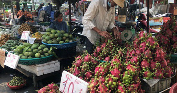 Trái cây mùa hè giá rẻ như cho vẫn ế