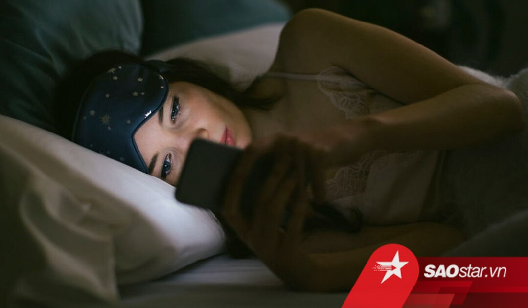 Hiểm họa khôn lường từ thói quen nằm nghiêng dùng điện thoại mà nhiều người đang mắc phải