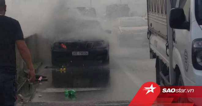 Nghe VietNamNet: Xe sang Mercedes bốc cháy trên đường vành đai 3, tài xế vội chạy ra ngoài thoát nạn