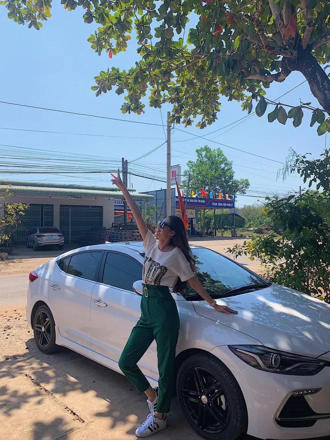 Hyundai Elantra Sport được trang bị động cơ Gamma 1.6 T-GDI cho công suất 204 mã lực tại 6000 vòng/phút, momen xoắn cực đại 265 N.m /1.500-4.500 vòng/phút. Kết hợp với hộp số ly hợp kép 7 cấp thay vì hộp số tự động 6 cấp giúp người lái sang số mượt và tiết kiệm nhiên liệu hơn.&nbsp;Hyundai Elantra Sport có giá khoảng 739 triệu đồng tại Việt Nam. (Ảnh:&nbsp;Tổng hợp Facebook)