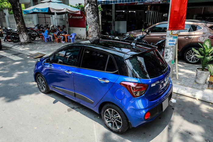 Thân xe của&nbsp;Grand i10 cũng gây ấn tượng với mâm xe hợp kim 14 inches thiết kế theo dạng Diamond-Cut, hệ thống gương chiếu hậu chỉnh gập điện, vè chắn bùn ở bánh trước và sau.&nbsp;Hyundai i10 sử dụng động cơ &nbsp;Kappa&nbsp;1.2 lít MPI có công suất 87 mã lực tại 6000 vòng/phút, mô men xoắn cực đại 119Nm tại 4000 vòng/phút. Xe có giá khoảng từ&nbsp;328 triệu đến&nbsp;403 triệu.&nbsp;(Ảnh: Tổng hợp Facebook)