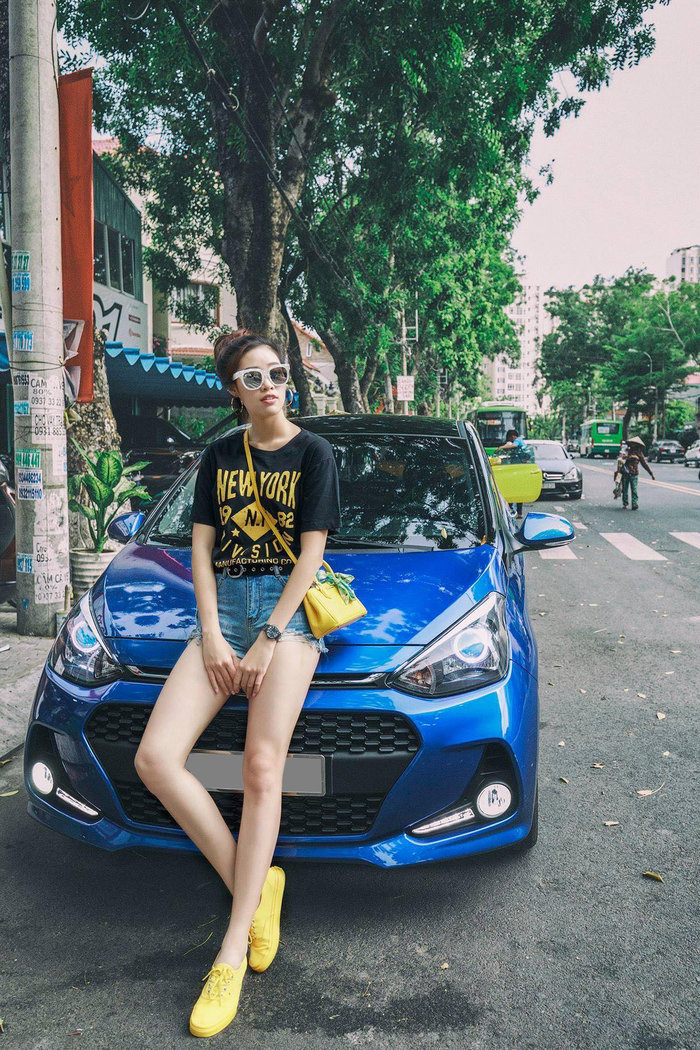 Hyundai Grand i10 màu xanh là 1 trong 2 chiếc xe của tân Hoa hậu Hoàn Vũ 2019 Nguyễn Trần Khánh Vân. Grand i10 màu xanh nổi bật với lưới tản nhiệt hình tổ ong đa giác và cụm đèn sương mù tích hợp hộc hút gió nằm trên cao, giúp cho phần đầu xe của i10 trở nên trẻ trung và khỏe khắn hơn. (Ảnh: Tổng hợp Facebook)