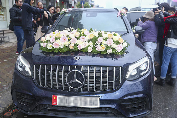 Mercedes-Benz GLC 300 hộ tống chú rể Duy Mạnh đón cô dâu Quỳnh Anh trang trí đơn giản với bó hoa cưới cỡ lớn được đính trên nắp capô. (Ảnh: L’amant, Smiley Ville)