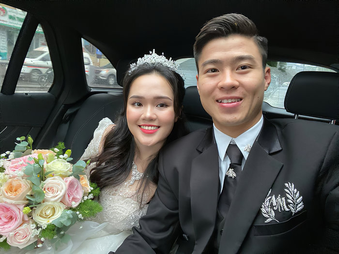 Duy Mạnh và Quỳnh Anh hạnh phúc selfie trong ngày cưới. (Ảnh: FBNV)