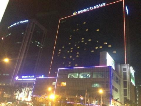 Tre tru mua tai Grand Plaza bi duoi: 'Nguoi giau cach ly?'