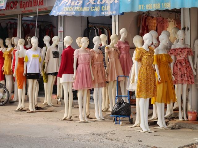 'Phố chân dài' độc nhất vô nhị ở Hà Nội, bán hàng theo cách 'không giống ai'