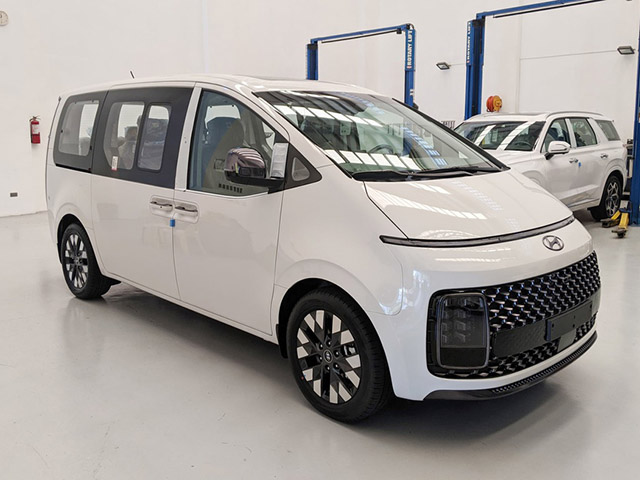 Hyundai Staria 2021 ra mắt với hai phiên bản, giá quy đổi từ 1,22 tỷ đồng