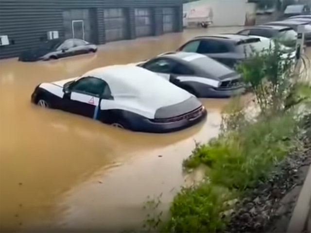 Đau lòng trước thảm cảnh dàn xe Porsche của đại lý ngập trong nước lũ