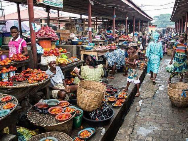 Khu chợ bán hải sản rẻ hơn rau, con gì cũng có kích thước 'khủng'
