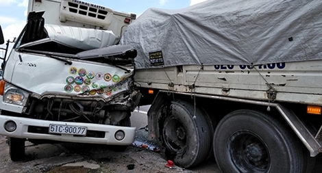 Xe tải nát cabin vì tông trúng xe cẩu đang dừng trên cao tốc Trung Lương