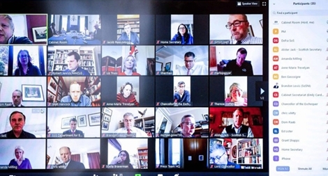 Phía sau hiện tượng