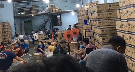 Phá đường dây sản xuất găng tay y tế giả trị giá 3 tỷ đồng
