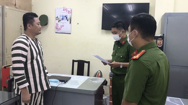 Bắt Giám đốc công ty sản xuất găng tay y tế giả số lượng lớn