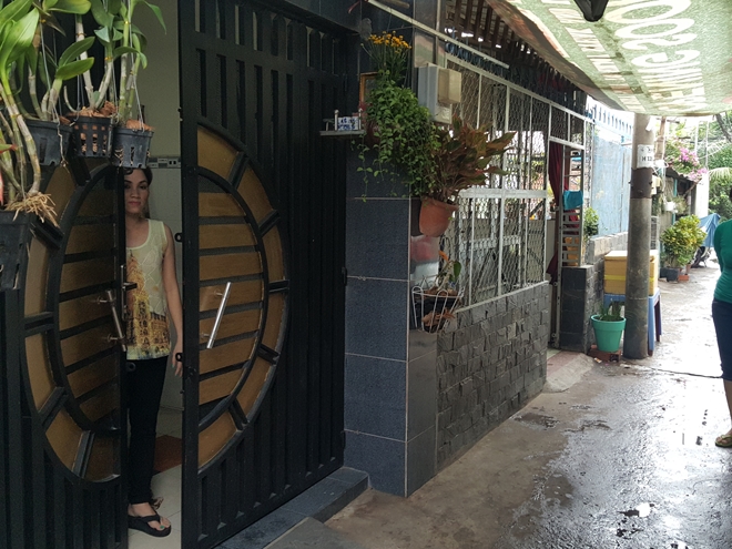 Cascadeur bị nhóm đối tượng đeo khẩu trang cầm mã tấu vây chém - ảnh 1