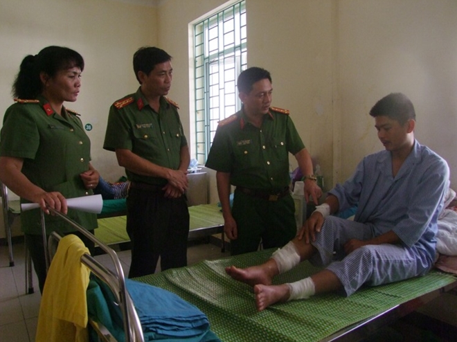 Dũng cảm cứu cụ bà trong đám cháy, Cảnh sát hình sự bị trọng thương - ảnh 2