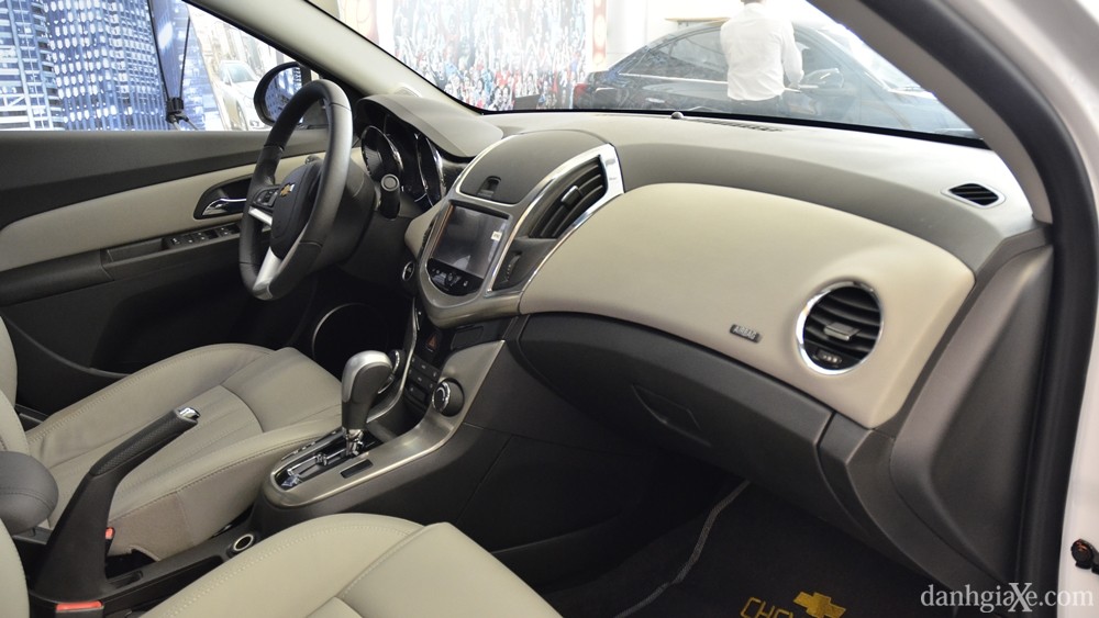 Đánh giá xe Chevrolet Cruze/Lacetti 2015 từ các chuyên gia - ảnh 13