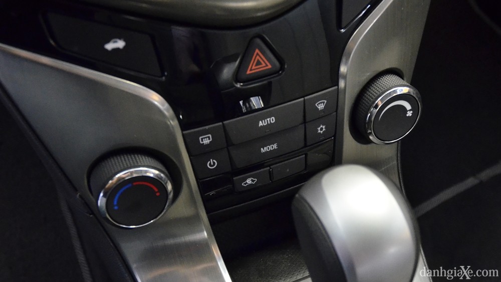 Đánh giá xe Chevrolet Cruze/Lacetti 2015 từ các chuyên gia - ảnh 28