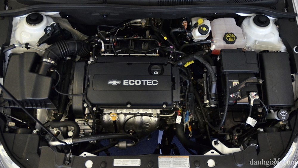 Đánh giá xe Chevrolet Cruze/Lacetti 2015 từ các chuyên gia - ảnh 3