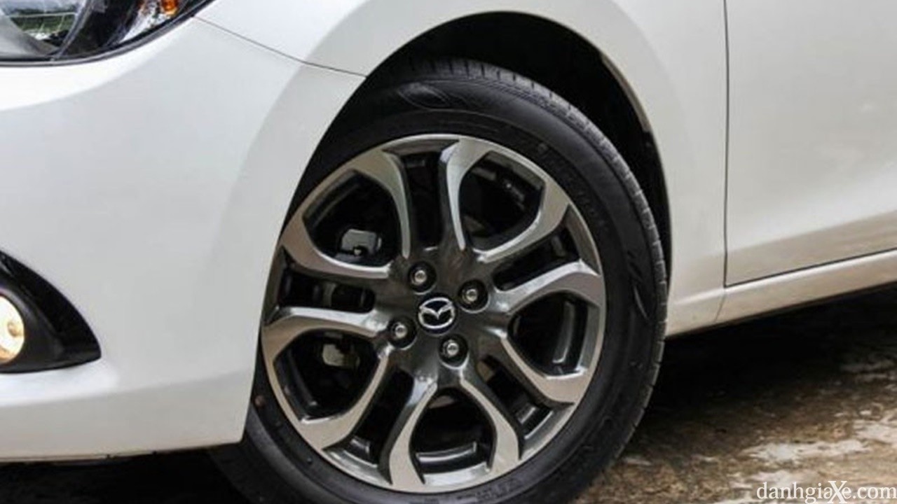 So sánh Mazda 2 sedan 2015 và Honda City 1.5 CVT 2016 - ảnh 8