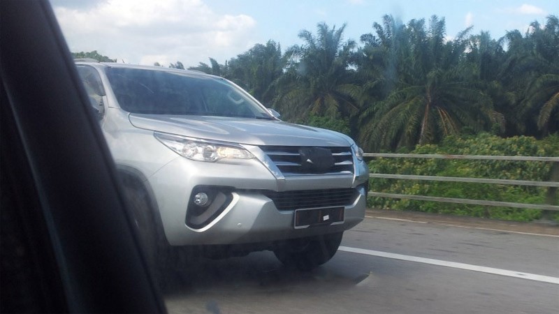 Toyota Fortuner 2016 tiếp tục lộ diện tại Malaysia, sắp về Việt Nam? - ảnh 1