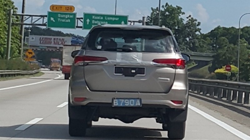 Toyota Fortuner 2016 tiếp tục lộ diện tại Malaysia, sắp về Việt Nam? - ảnh 3