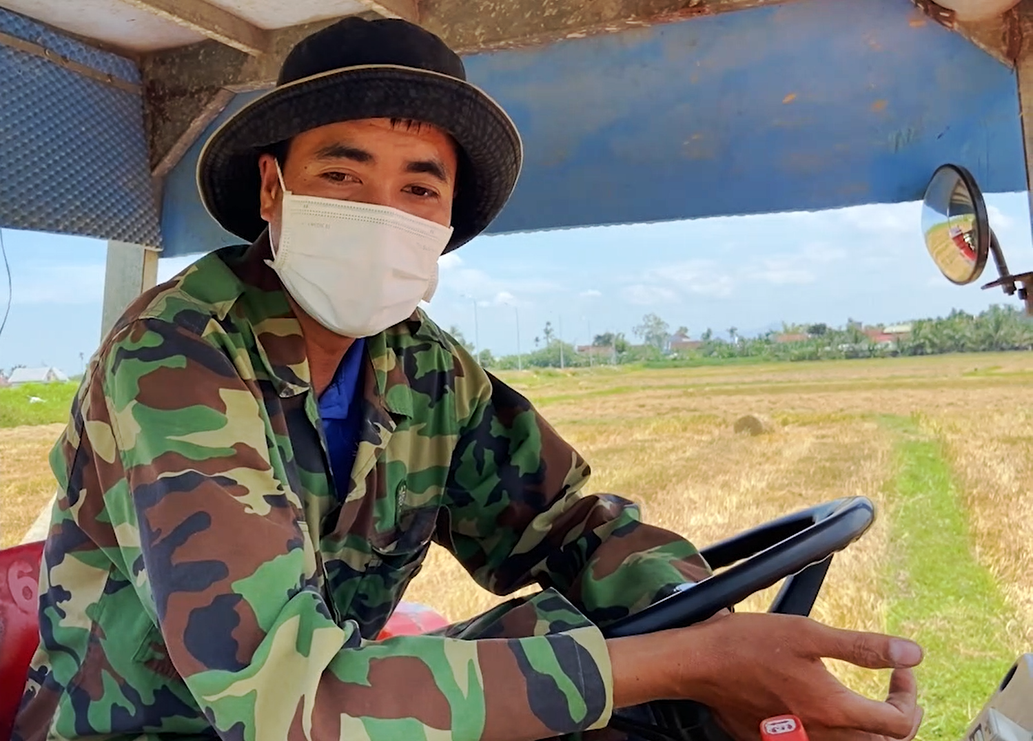 Nguyễn Văn Phong đã có 7 năm làm nghề cuộn rơm.