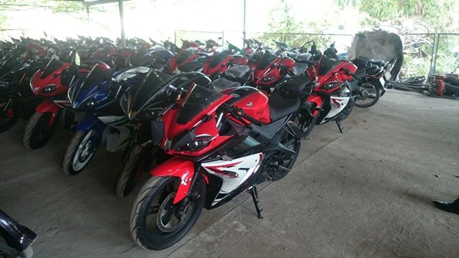 Cận cảnh lô xe mô tô TQ dập số khung số máy... bằng tay ở VN - ảnh 5