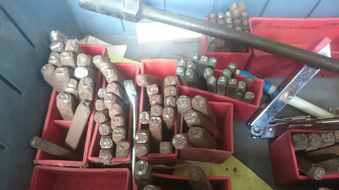 Cận cảnh lô xe mô tô TQ dập số khung số máy... bằng tay ở VN - ảnh 6