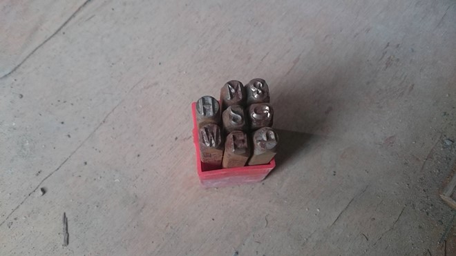 Cận cảnh lô xe mô tô TQ dập số khung số máy... bằng tay ở VN - ảnh 7