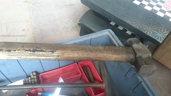 Cận cảnh lô xe mô tô TQ dập số khung số máy... bằng tay ở VN - ảnh 8