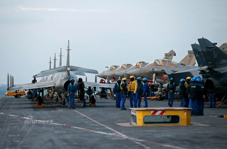 Cận cảnh tàu sân bay của Pháp - căn cứ không kích IS - ảnh 4