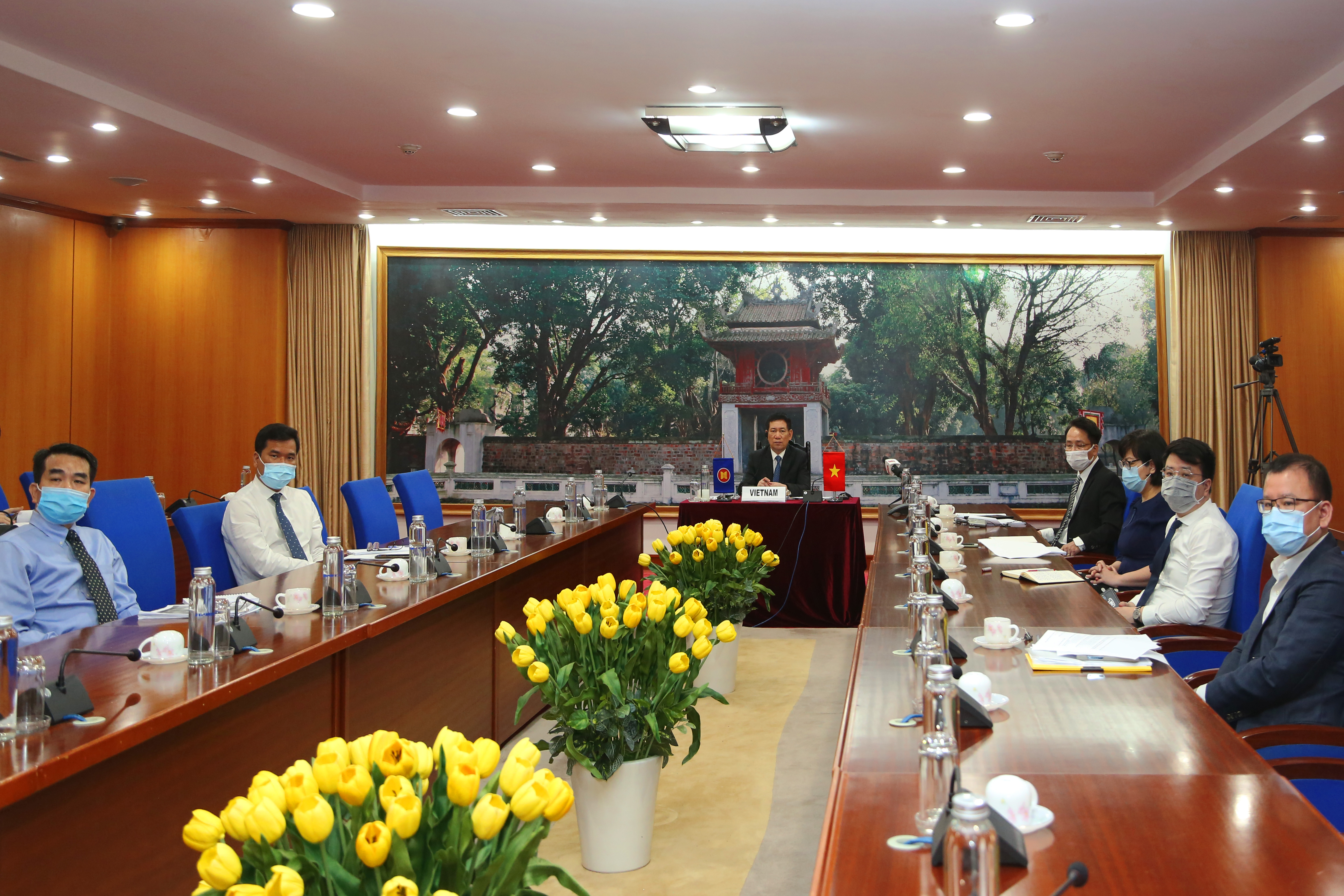 Bộ trưởng Hồ Đức Phớc và đoàn đại biểu Bộ Tài chính Việt Nam tham dự Hội nghị Bộ trưởng Tài chính và Thống đốc Ngân hàng trung ương ASEAN+3 lần thứ 24 tại điểm cầu Bộ Tài chính Việt Nam, ngày 3/5/2021.