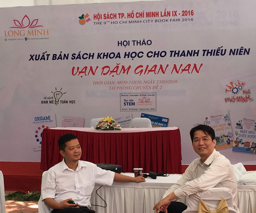 Ông Đỗ Hoàng Sơn (phải) - người đã đưa sách 'Toán Việt' ra quốc tế /// Ảnh: NVCC