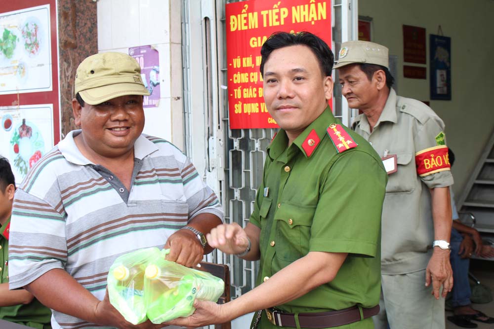 Shop TIN 19/7: HÀ TĨNH: Lãnh đạo Thị xã nói ngọng/ Cán bộ môi trường hốt hoảng - ảnh 6