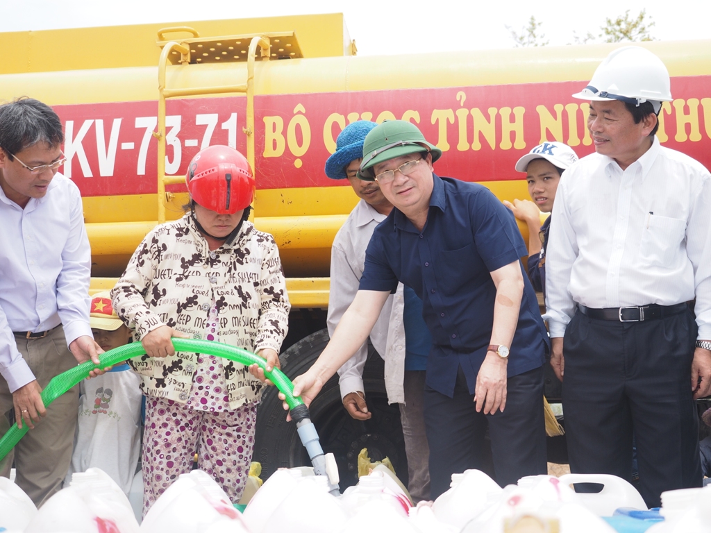 Shop TIN 27/5:BT Đinh La Thăng ôm John Kerry: “Cái chân ngài đã khỏe hẳn chưa?”. - ảnh 15